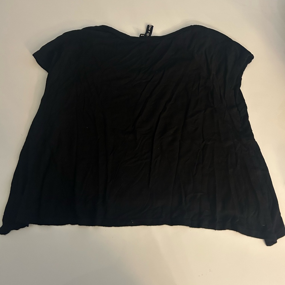 Emma and Sam black cropped swing tee